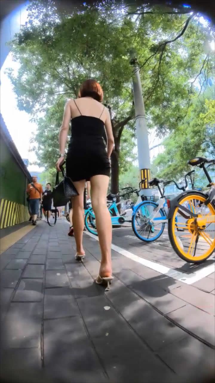 看这打扮就知道是个骚货封面